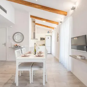 Lovely And Bright In The Heart Of Apartamento